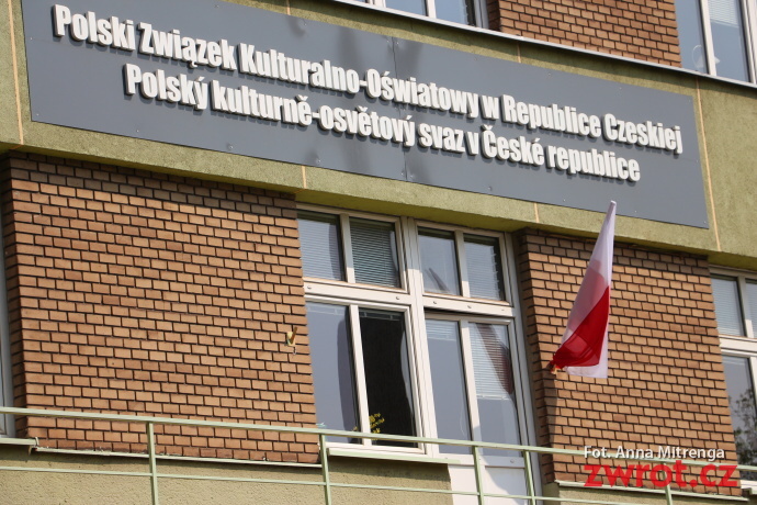 Polskie flagi zdobią Domy PZKO