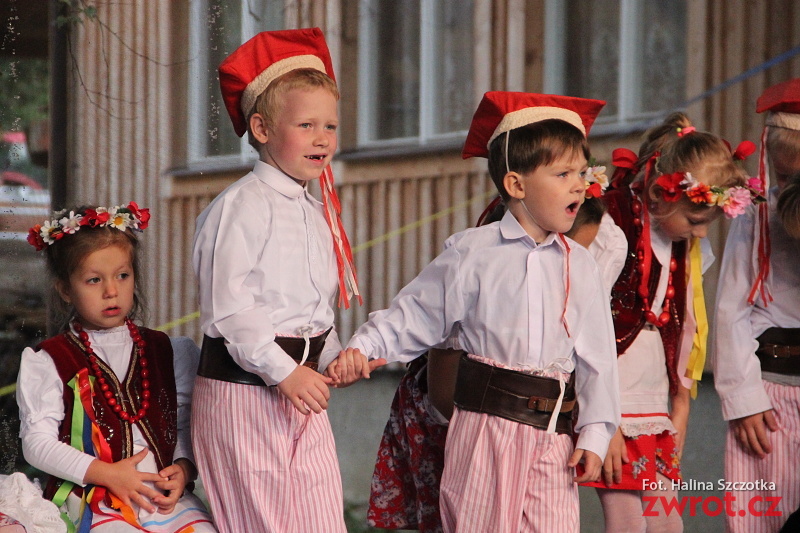 Dzieci z polskiej szkoły i przedszkola na jarmarku