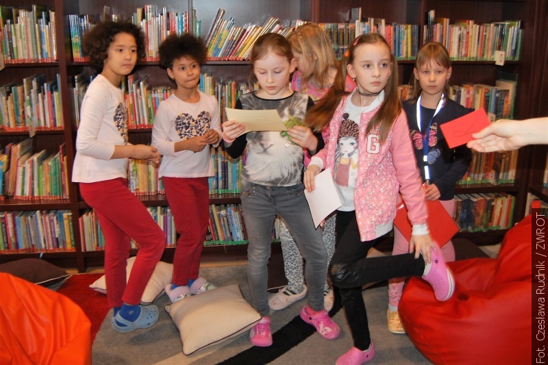 Młodzi karwińscy czytelnicy spędzili wieczór w bibliotece