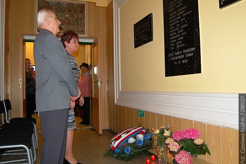 Pod tablicą pamiątkową w Orłowej-Lutyni złożono hołd ofiarom II wojny światowej