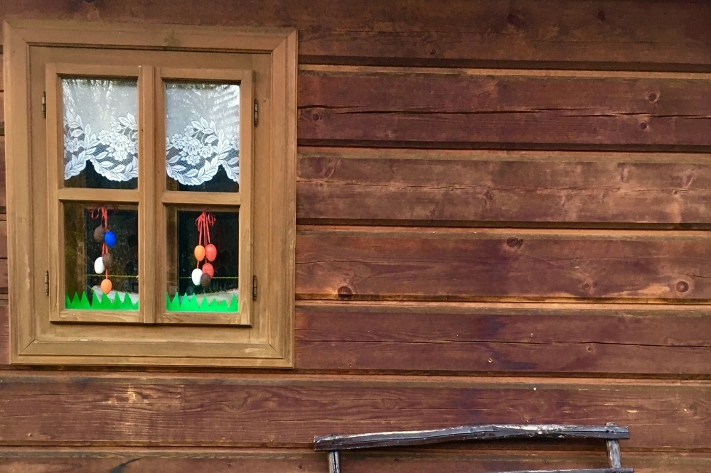 Domy przystrojone na Wielkanoc