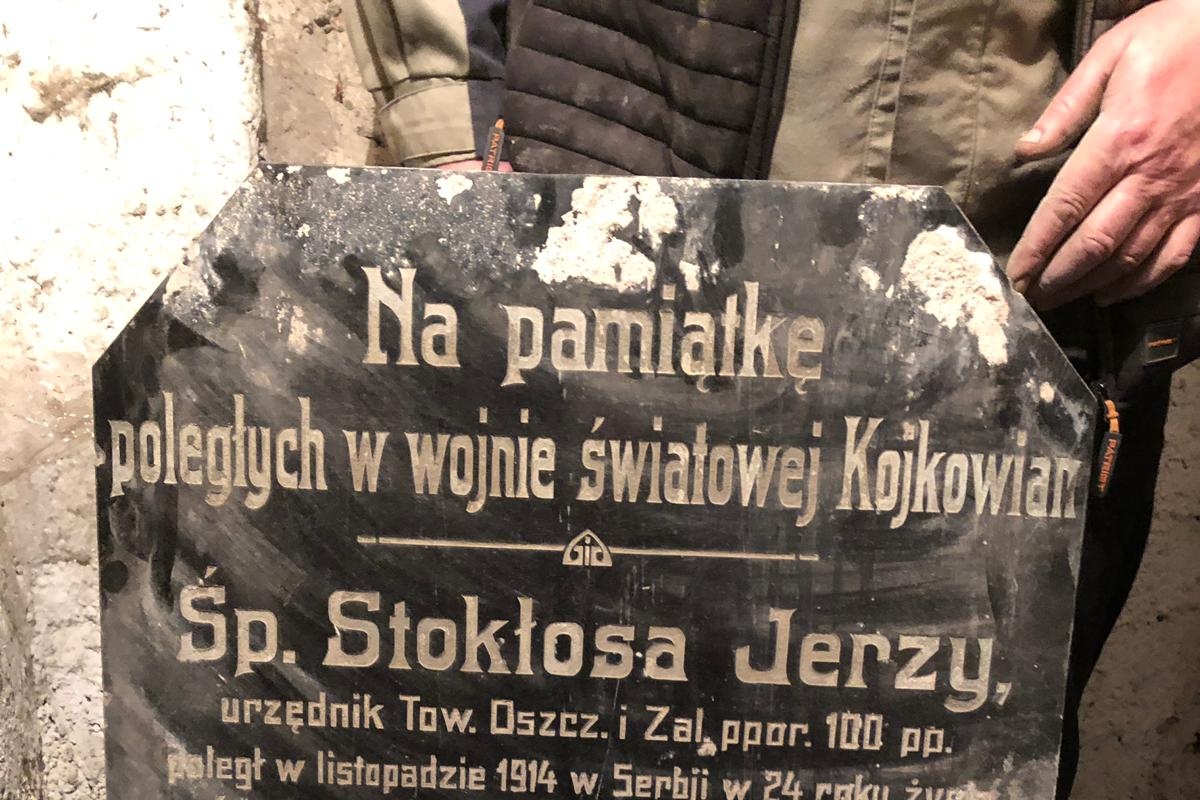 W Kojkowicach znaleziono w piwnicy stuletnią tablicę pamiątkową!