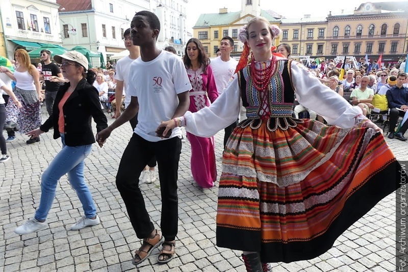 Kursanci letniej szkoły języka polskiego dla obcokrajowców przedstawią w Cieszynie folklor swych krajów