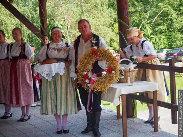 Pani wójt Ropicy z mężem byli gospodarzami dożynek w Gutach (zdjęcia)