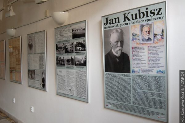 W karwińskiej bibliotece zwiedzać można wystawę o Janie Kubiszu i Karolu Piegzie