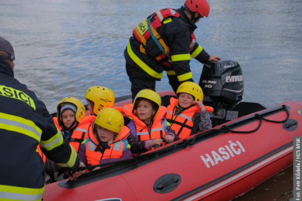 📷🎥 Strażacy w Cierlicku ewakuowali ok. 300 dzieci