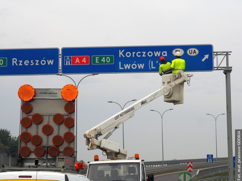 Dwujęzyczne napisy też po polskiej stronie