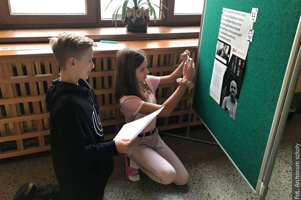 Karwińscy uczniowie poznają wydarzenia aksamitnej rewolucji