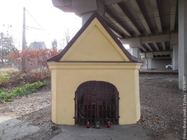 Spacery ze Zwrotem: Kapliczka skazańców pod wiaduktem przy Czarnym Chodniku