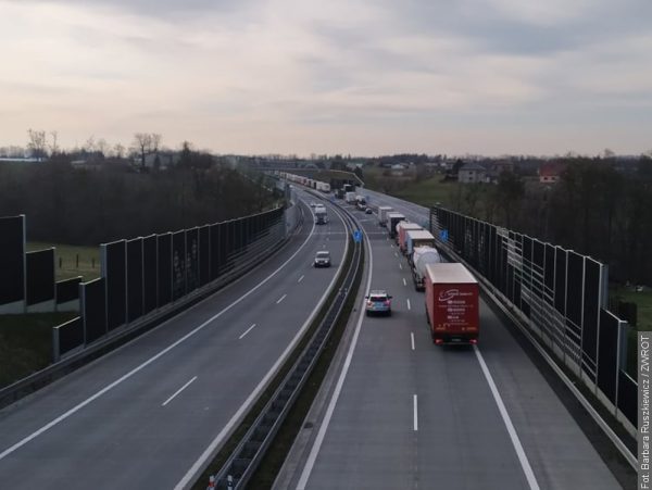 Tragiczna sytuacja na granicy. TIRy stoją już w Nieborach