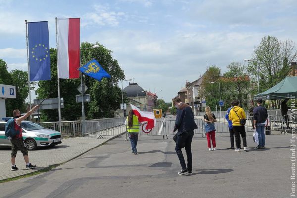 Manifest inicjatywy “Otwórzcie granice” przekazany na ręce władz Cieszyna