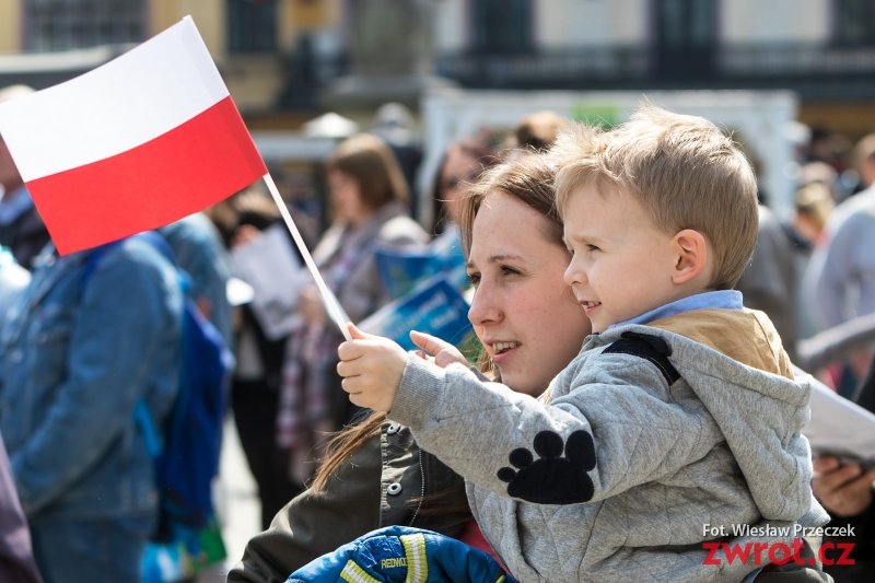 Każdy w swoim domu ale razem – Polacy świętują Trzeciego Maja