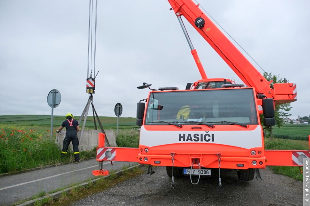 Czescy strażacy usunęli betonowe bariery graniczne, na razie tylko na pobocze
