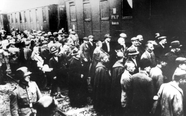 W pierwszym transporcie do obozu Auschwitz trafiło 728 Polaków