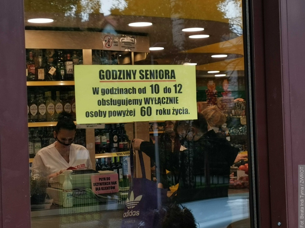 Przypominamy: od dziś w Polsce wróciły godziny dla seniorów