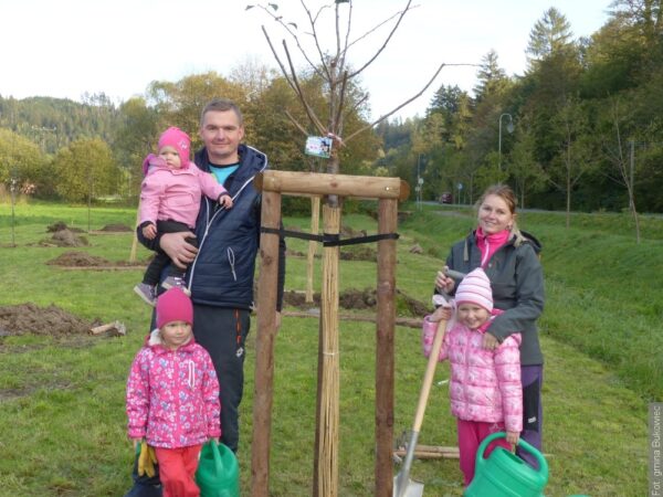 W Bukowcu sadzą drzewka, by dzieci pamiętały, skąd pochodzą