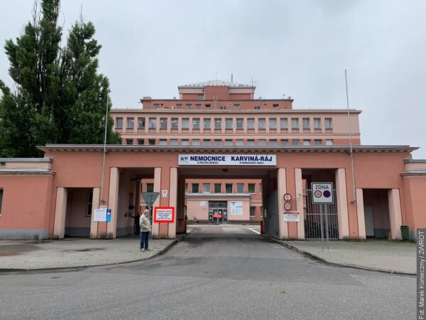 Szpital Wojewódzki w Karwinie nie przyjmuje pacjentów z powodu braków personalnych. Apeluje do studentów medycyny i pielęgniarstwa o zgłaszanie się do pracy