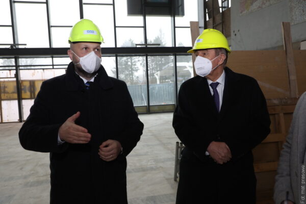 Premier Andrej Babiš z wizytą w Hawierzowie. Obejrzał dworzec i centrum szczepień