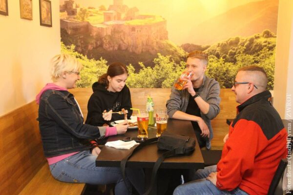 W Czechach od dziś można pójść na obiad do restauracji, na drinka do klubu lub popływać w parku wodnym