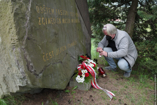 Złożono kwiaty pod Pomnikiem Ofiar II WŚ w Lesznej Dolnej