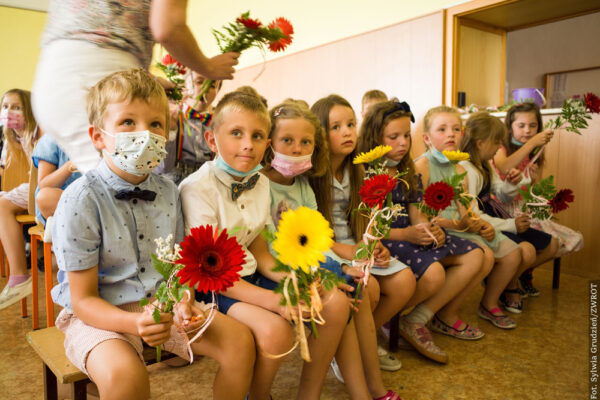 Uczniowie ze szkoły w Wędryni pożegnali szkołę i przywitali wakacje