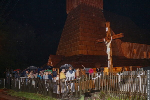 Poświęcono krzyż przed kościołem w Gutach