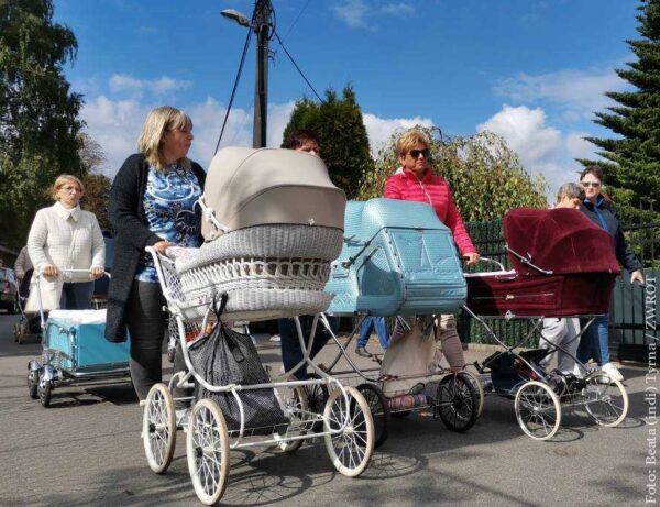Przez Czeski Cieszyn przeszedł pochód z zabytkowymi wózkami dziecięcymi