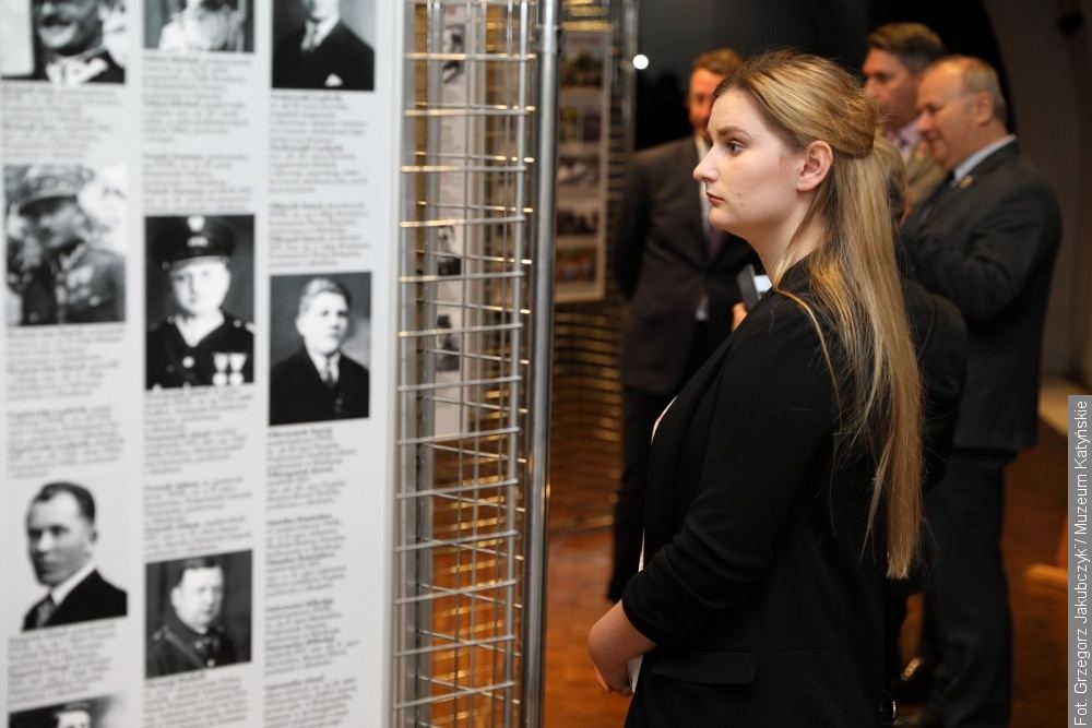 Wystawa prezentująca losy ofiar zbrodni katyńskiej pochodzących z Zaolzia prezentowana jest w Warszawie