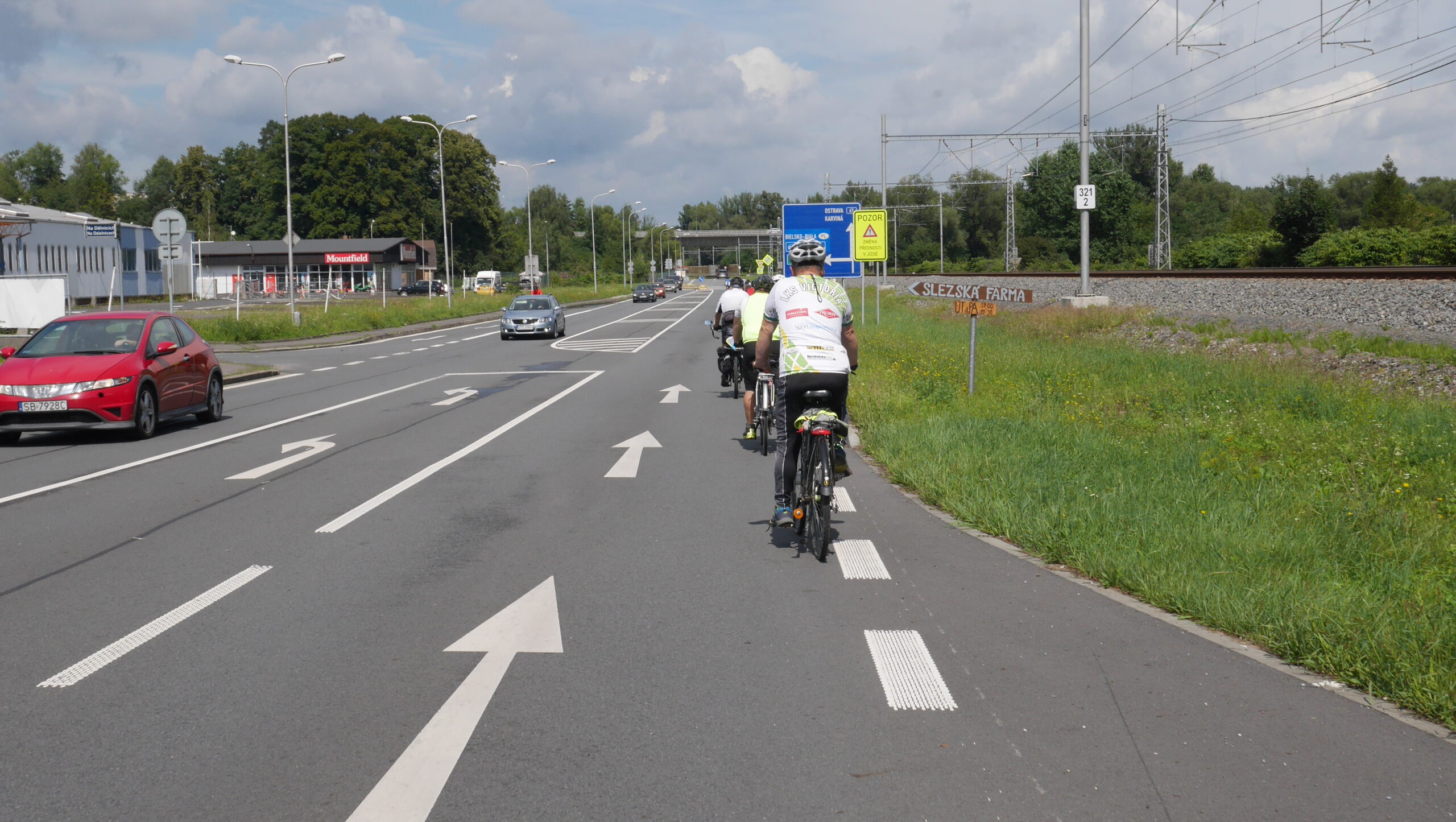 Jak wyprzedzić rowerzystę? Czy ustawa wprowadzająca nowe zasady wyprzedzania rowerzystów wejdzie w życie?