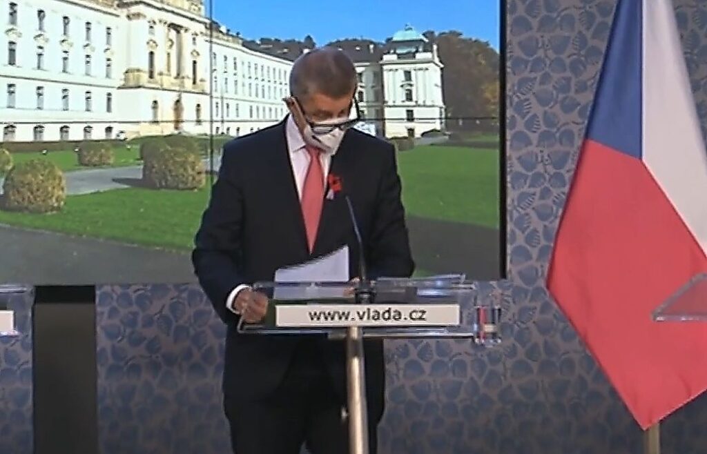 Liczba nowych zachorowań rośnie. Czechy wprowadzają obostrzenia i zapowiadają kolejne