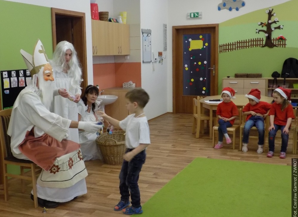 Mikołaj przybył również do przedszkola w Gnojniku. Dzieci przywitały go śpiewem, wierszykami i  tańcami