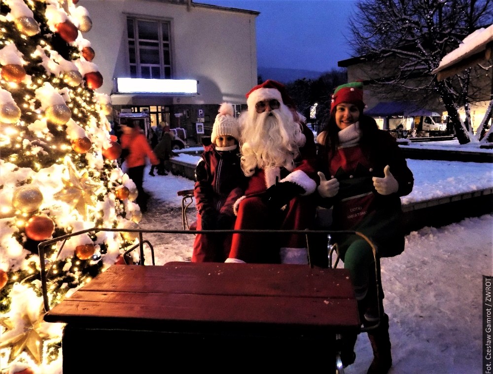 Choinkę w Wiśle rozświetlił Mikołaj podczas Świątecznego Jarmarku z Tradycją