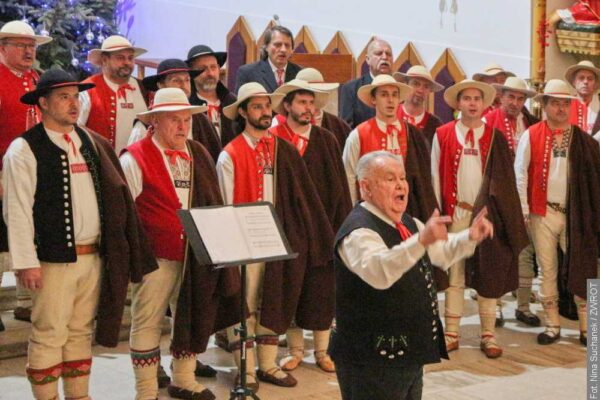 Wspólne kolędowanie w dobrej sprawie. Chóry Gorol i Hejnał-Echo zaśpiewały w Jabłonkowie [wideo]