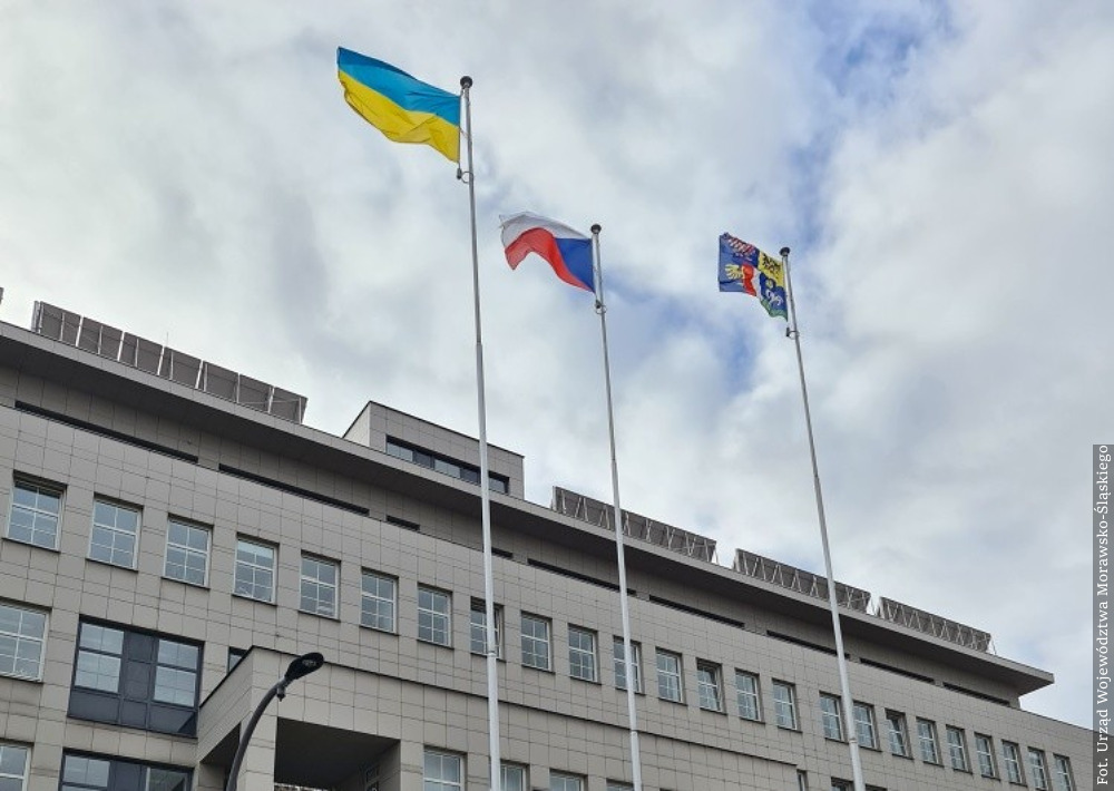 Województwo morawsko-śląskie solidaryzuje się z Ukrainą. Przed urzędem zawisła niebiesko-żółta flaga