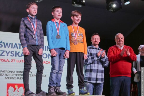 Medale naszym sportowcom wręczał Adam Małysz. Zobaczcie zdjęcia z ceremonii medalowej XV Światowych Zimowych Igrzysk Polonijnych [zdjęcia]