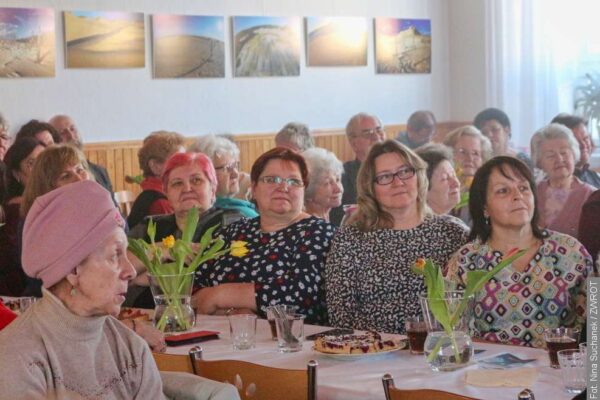 W MK PZKO w Olbrachcicach odbyło się tradycyjne spotkanie towarzyskie „Kwiatek dla Pań”. W ramach programu wystąpił Teatrzyk bez Kurtyny