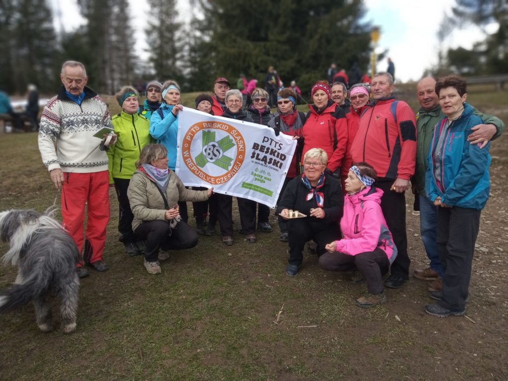 Wielkanocny poniedziałek członkowie i sympatycy PTTS „Beskid Śląski” spędzili w górach. Spotkali się tradycyjnie na Ostrym