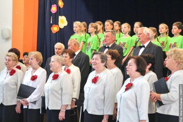 Chór Godulan-Ropica obchodził jubileusz 70-lecia. Na scenie pojawił się razem z chórem szkolnym Okazja