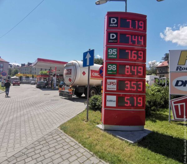 W Czechach staniało paliwo. Opłaca się jeszcze tankować w Polsce?