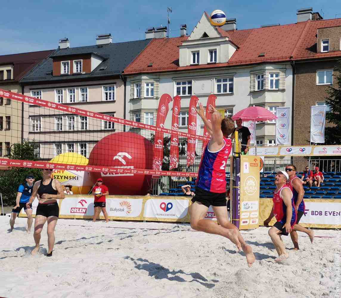 Plaża Open 2022 Český Těšín/Cieszyn. Wczoraj przy iście plażowej pogodzie rozpoczął się turniej siatkówki plażowej