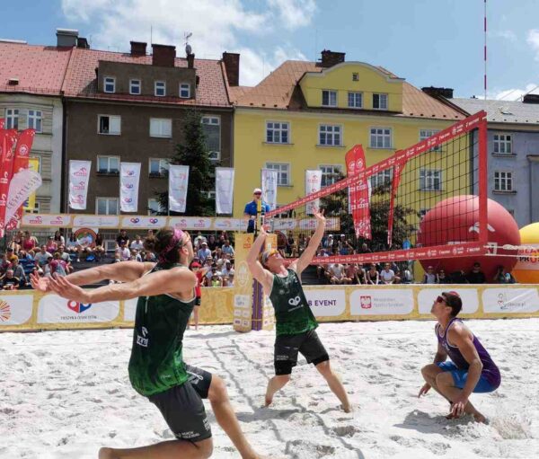Przez trzy dni na czeskocieszyńskim rynku było niemal jak na plaży. Rozgrywano tam turniej siatkówki plażowej „Plaża Open”