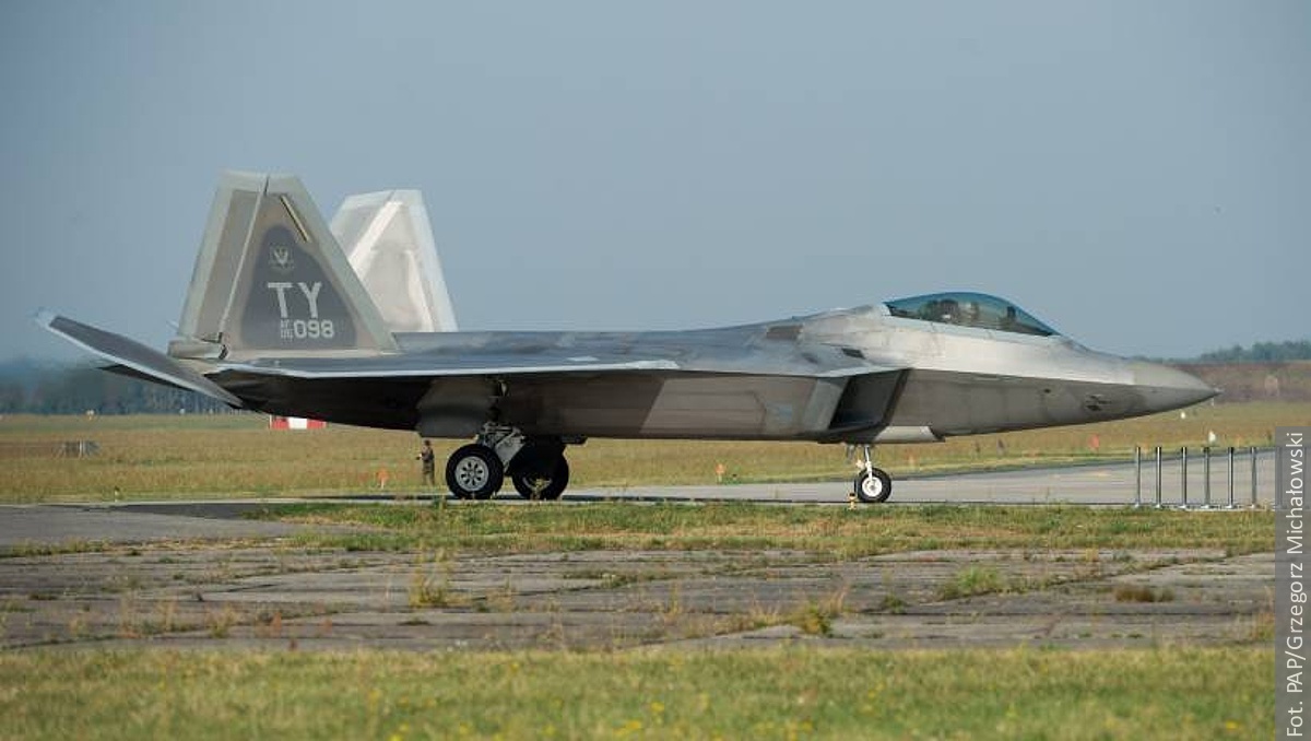 Szef MON: amerykańskie myśliwce F-22 Raptor wylądowały w Łasku
