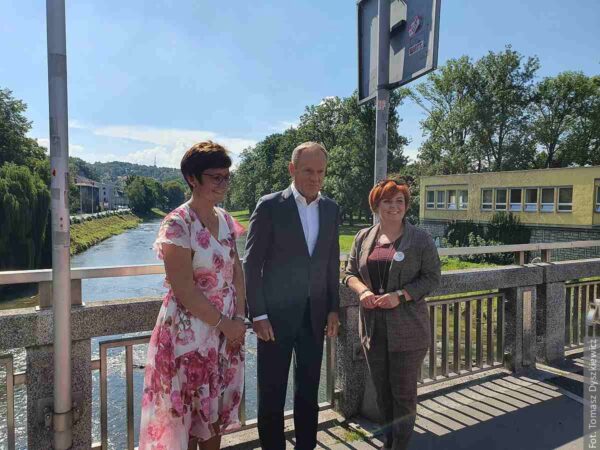 Donald Tusk zawitał do Cieszyna. Na moście spotkał się z burmistrz Cieszyna i Czeskiego Cieszyna