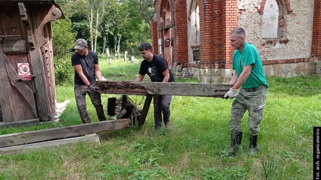 Zaczęto prace nad odgruzowywaniem kaplicy cmentarnej w Starej Karwinie. Każde ręce do pracy się przydadzą!
