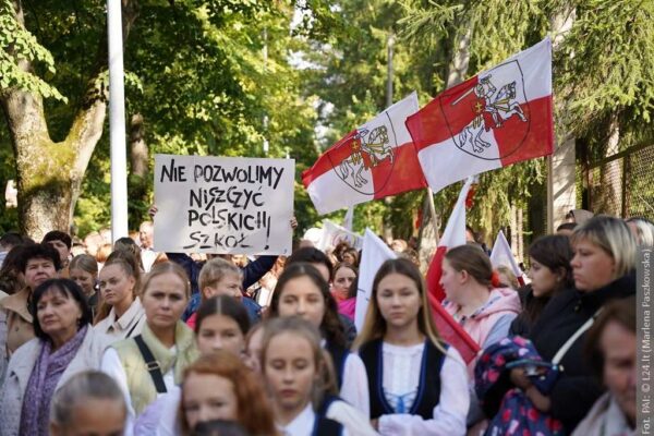 Polacy w Wilnie protestowali pod czeską ambasadą. Bronią swoich szkół