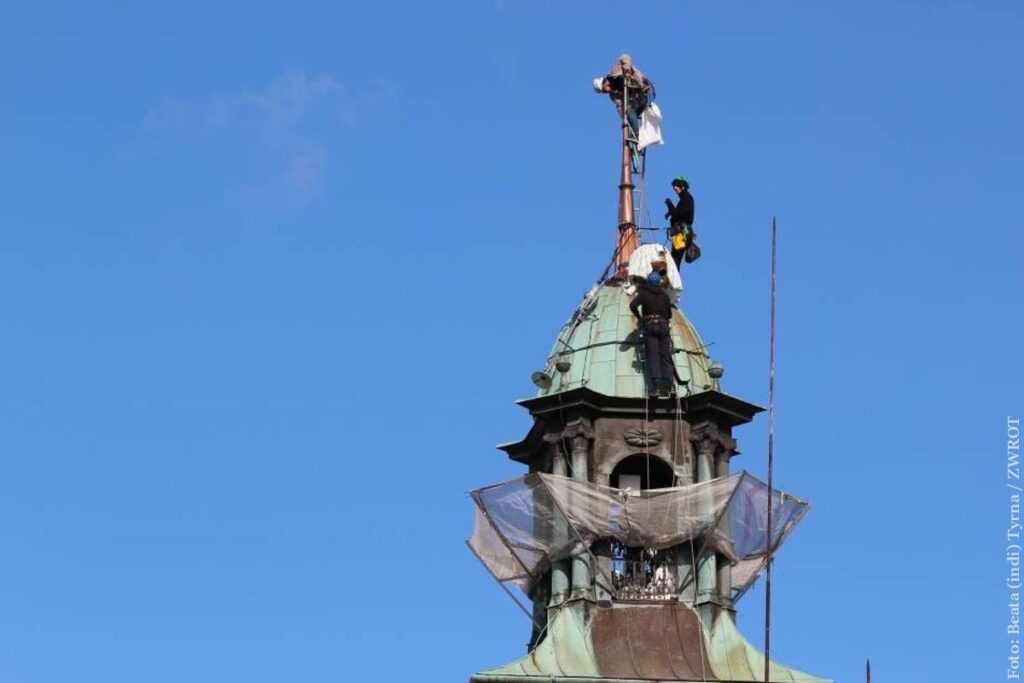 W bani cieszyńskiego ratusza ponownie umieszczono kapsułę czasu. Zobacz, co włożono do środka