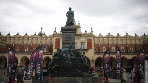Na Rynku w Krakowie stanął drugi Adam Mickiewicz. Skąd pomysł bliźniaczego pomnika?