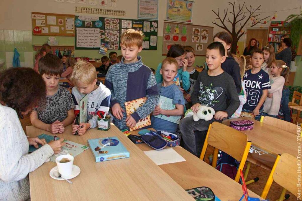 Las na receptę. Pisarka Paulina Płatkowska spotkała się z uczniami szkoły podstawowej w Ropicy