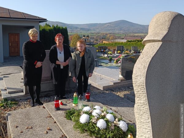 Konsul Izabella Wołłejko-Chwastowicz wraz z prezes Heleną Legowicz odwiedziły groby prezesów PZKO. Ważny apel!