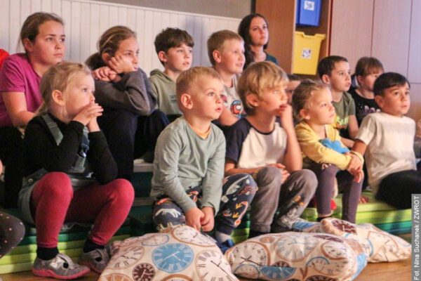 Dzieci z łomniańskiej placówki obejrzały teatrzyk. W tym czasie ich rodzice wysłuchali wykładu Ewy Katrušák